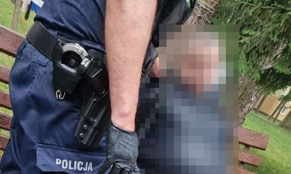 Siedział nieprzytomny na ławce. Policjanci uratowali mu życie