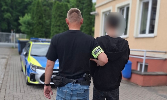 Policjanci na gorącym uczynku zatrzymali „odbieraka” w związku z oszustwem