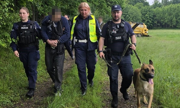 Kierowca VW i jego pasażer uciekli z miejsca wypadku, nie udzielając pomocy poszkodowanej kobiecie