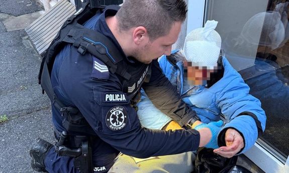 Dzięki szybkiej reakcji policjantów 87-latka otrzymała pomoc na czas
