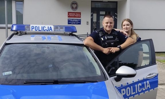 Sekundy decydowały o życiu. Policjanci wynieśli 53-latka z zadymionego budynku