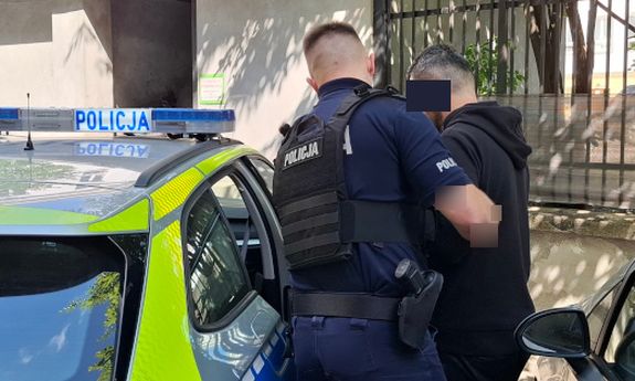 Zatrzymani przez policjantów oszukiwali metodą „na podszywacza”, wpadli na gorącym uczynku