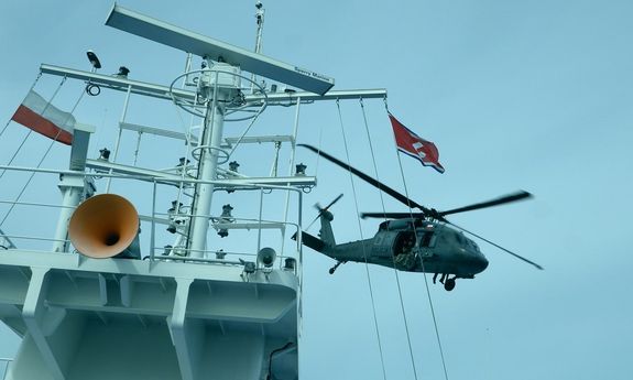 Policyjni kontrterroryści i lotnicy doskonalili umiejętności podczas specjalistycznych ćwiczeń nad Bałtykiem