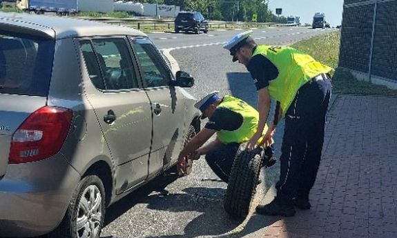„Pomagamy i chronimy” na S8. Podziękowania dla żyrardowskich policjantów