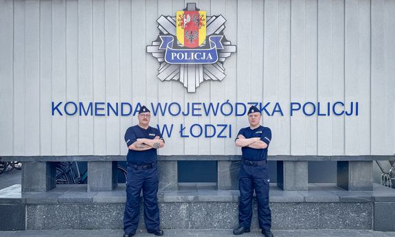 Funkcjonariusze po służbie pomogli matce z dzieckiem, której auto zepsuło się podczas upału