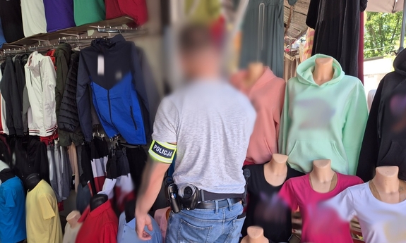 Policjanci zabezpieczyli podrabianą odzież i galanterię o wartości ponad pół miliona złotych