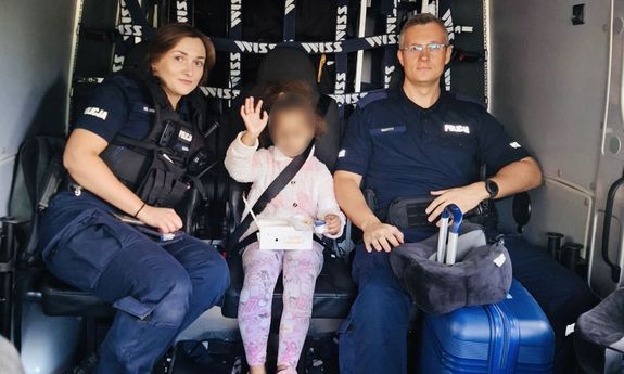 5-latka została sama na peronie. Pociąg z jej rodziną odjechał ze stacji