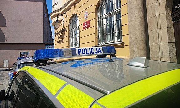 Wspólna akcja mieszkańców, policjantów i strażaków dała 92-letniej seniorce szansę na życie