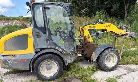 Tymczasowy areszt za kradzież z włamaniem do koparki wartej niemal 200 tysięcy złotych. Skuteczna praca doprowadziła do odzyskania maszyny