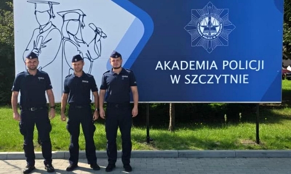 Mundur nie zawsze jest widoczny, ale policyjna służba trwa całą dobę – funkcjonariusze udzielili pomocy poszkodowanym w zdarzeniu drogowym