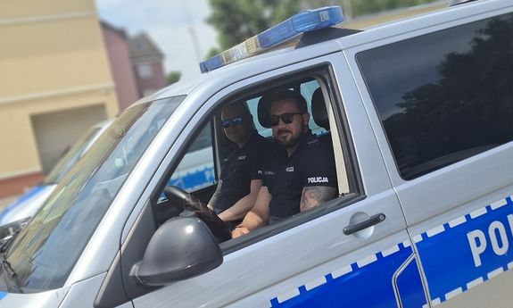 Policjanci wspólnie ze strażakami weszli do mieszkania, żeby ratować 88-latkę