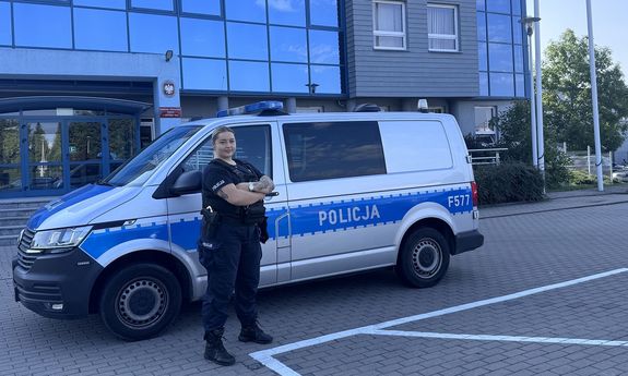 Policjantka wracając ze służby pomogła kobiecie poszkodowanej w zdarzeniu drogowym