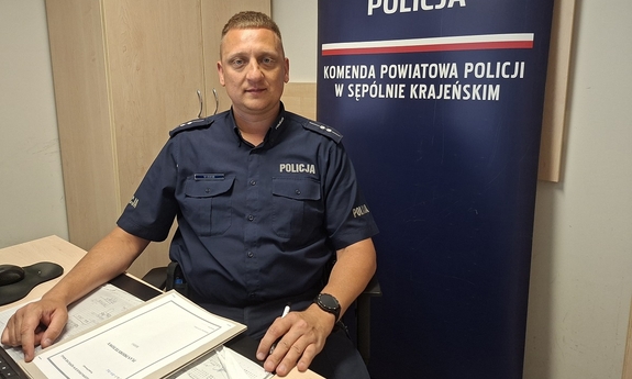 Sępoleński dzielnicowy uratował tonącą kobietę. Na pomoc ruszył bez chwili wahania