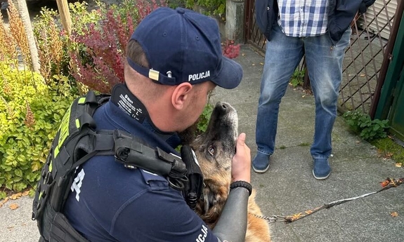 Policjanci pierwsi na miejscu pożaru. Z zadymionego mieszkania uratowali psa