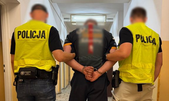 Antyukraińskie hasła i zniszczona witryna. Policjanci gwałtownie ustalili i zatrzymali sprawcę