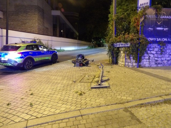 Pijany uciekał z pasażerami na skradzionym motocyklu. Jazda zakończyła się na betonowym słupie i z dozorem Policji