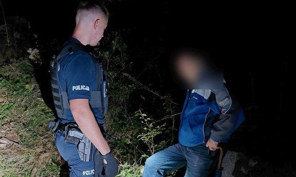 Zegarek z GPS oraz elementy odblaskowe pomogły uratować 84-latka. Policjanci gwałtownie dotarli do zaginionego