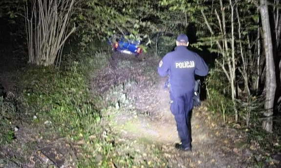 Zabłądziła w lesie. Policjanci odnaleźli kobietę, która utknęła samochodem