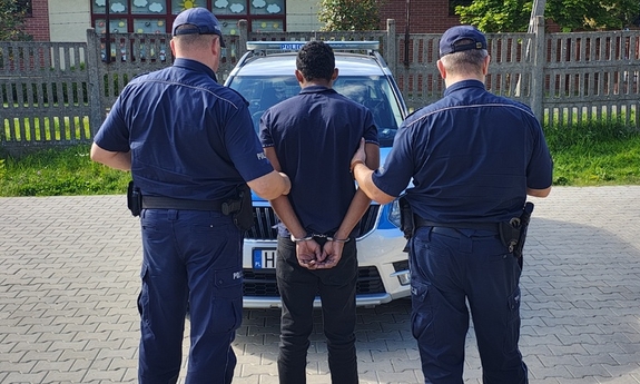 Nietrzeźwy i bez uprawnień kierował Oplem. 31-letni obywatel Kolumbii przebywał w Polsce nielegalnie