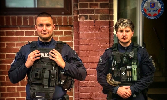 Seniorka leżała tuż przy torach. Policjanci zdążyli z pomocą