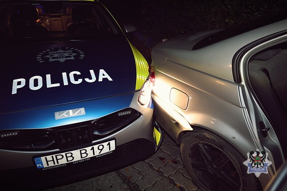 Dwa miesiące aresztu dla 50-latka, który będąc pod wpływem alkoholu i mając dożywotni zakaz sądowy, nie zatrzymał się do kontroli i potrącił policjanta