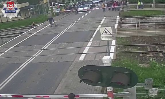Wszedł na przejazd mimo opuszczonych zapór