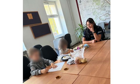 Dwoje małych dzieci bez opieki na przystanku. Zareagowała przypadkowa kobieta