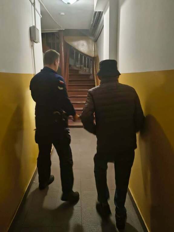 Policjanci pomogli zagubionemu seniorowi spacerującemu w środku nocy