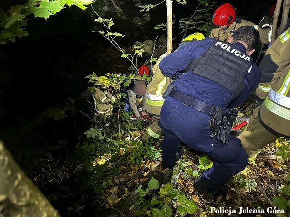 O świcie wpadł do strumienia i nie mógł się wydostać. Pomogli mu policjanci z Karpacza i strażacy