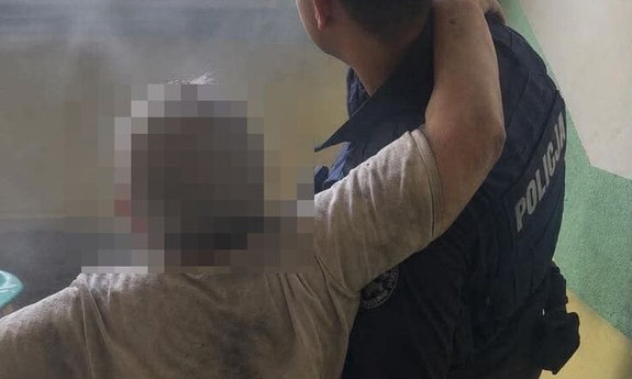 Lubińscy policjanci wynieśli seniorkę z zadymionego mieszkania