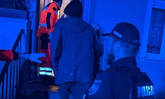 Wyziębiony i zdezorientowany senior chodził nocą po jezdni. Pomogli mu sopoccy patrolowcy