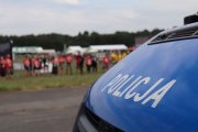 policyjny radiowóz na tle uczestników festiwalu