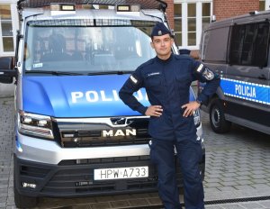 policjant OPP Szczecin przy radiowozie