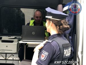 Stażyści niemieckiej policji zapoznają się z dokumentacją sporządzaną podczas kontroli drogowej