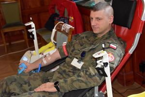 przedstawiciele różnych służb mundurowych wsparli otwartą zbiórkę krwi