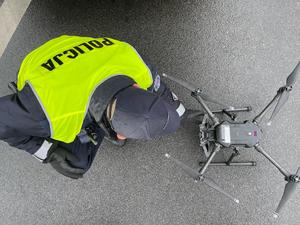 Policyjny dron z policjantem