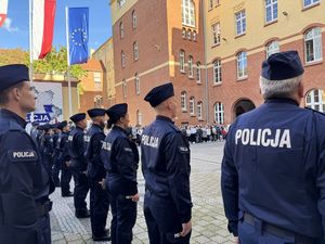 Wręczenie medali za długoletnią służbę oraz ślubowanie nowych policjantów