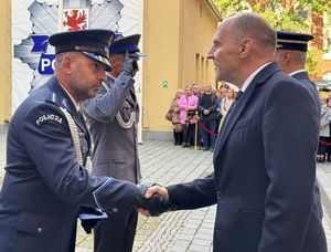 Wręczenie medali za długoletnią służbę oraz ślubowanie nowych policjantów