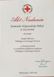 akt nadania medalu 100-lecia PCK