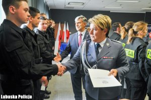 Komendant Wojewódzki Policji i Dyrektor Generalny Lubuskiego Urzędu Wojewódzkiego wręczają akty mianowania.