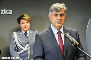 Dyrektor Generalny Lubuskiego Urzędu Wojewódzkiego przemawia do zebranych.
