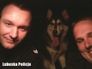 Policjanci z uratowanym przez nich psem.