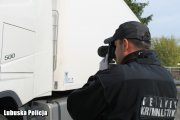 Technik kryminalistyki robi zdjęcia ciężarówce.