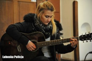 kobieta gra na gitarze