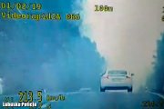Screen z videorejestratora ukazujący na samochód, któremu zarejestrowano prędkość 213 kilometrów na godzinę