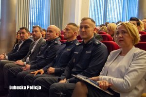 Policjanci i pracownicy Poczty Polskiej na widowni