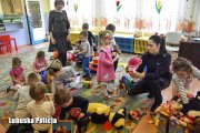 policjantka bawi się z dziećmi