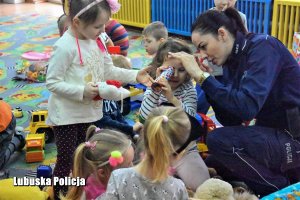 policjantka bawi się z dziećmi