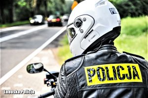 policjant siedzi na motocyklu