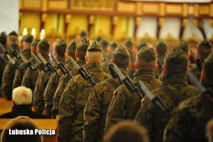 służby mundurowe na mszy w intencji ofiar Katynia